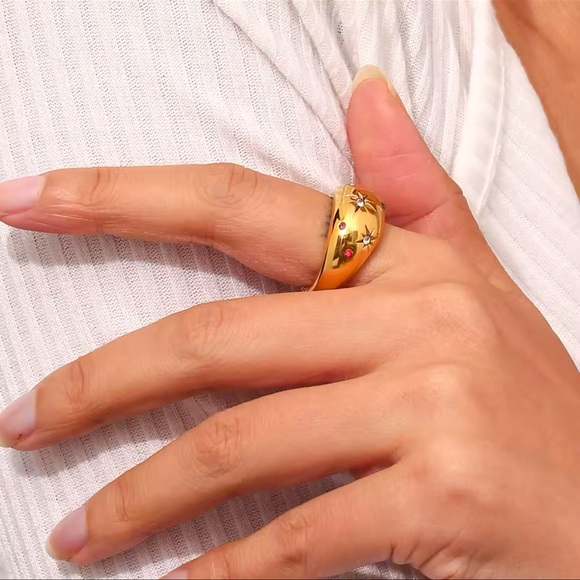 NWOT Dome Shaped Luxury Zircon Ring in Gold - Picture 9 of 11